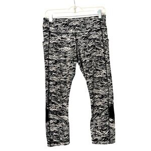 Women’s LuLuLemon Pace Rival Crops—size 8